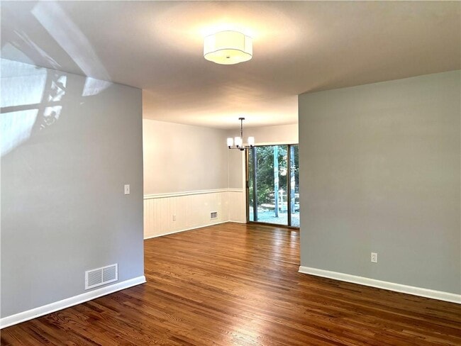 Foto del edificio - 2214 Dogwood Ln NE