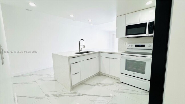 Foto del edificio - 9375 Fontainebleau Blvd