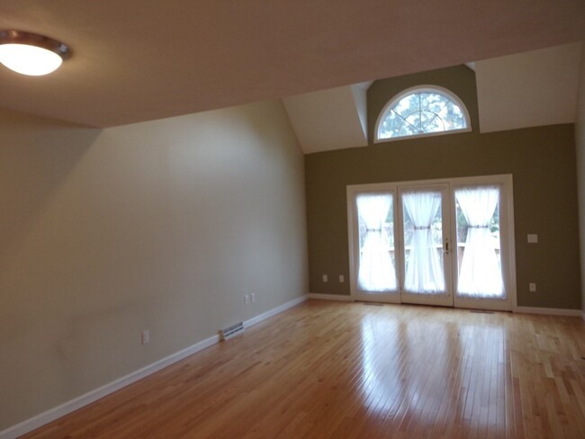 Building Photo - 37 Fairway View Ln