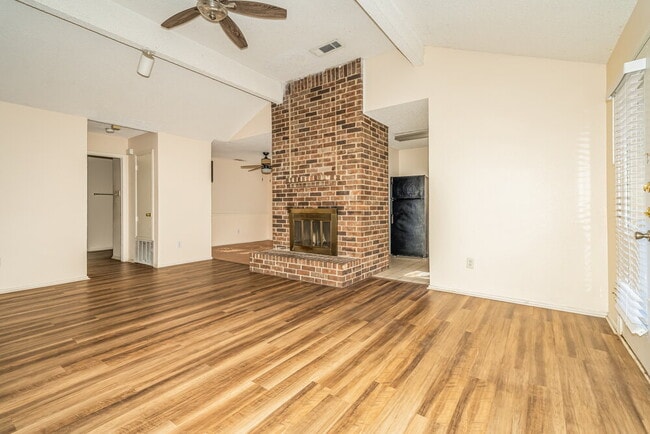 Building Photo - 228 Lantana Dr