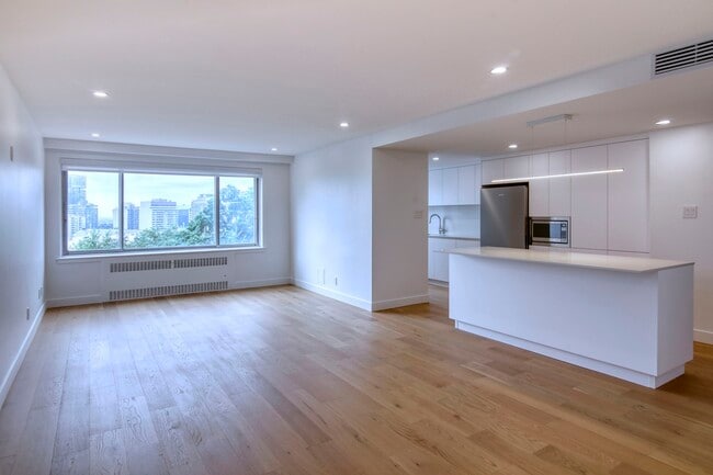 Building Photo - 3555 Chem. de la Côte-des-Neiges