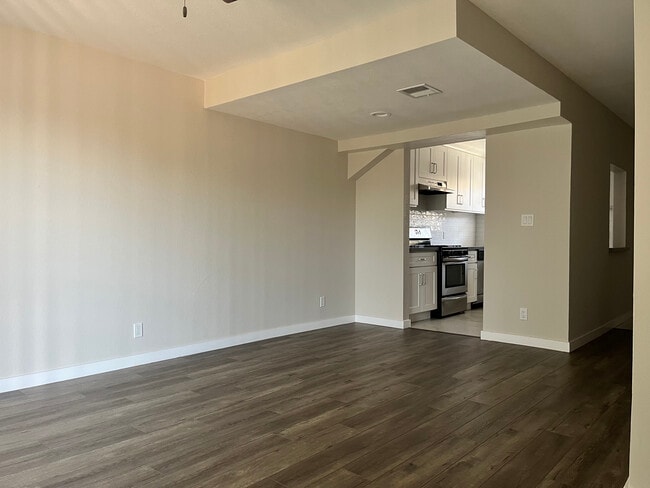 Building Photo - 514 E Valencia Ave