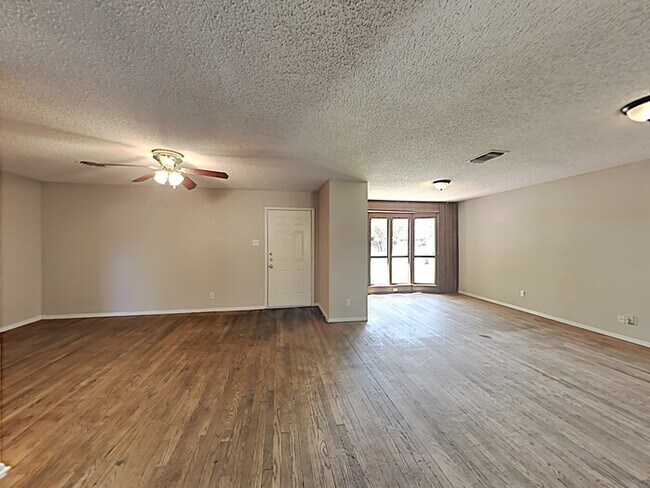 Foto del edificio - 2333 Lockhart Ave