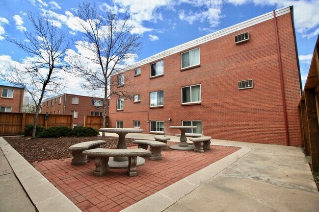 Foto del edificio - 569 S Forest St.