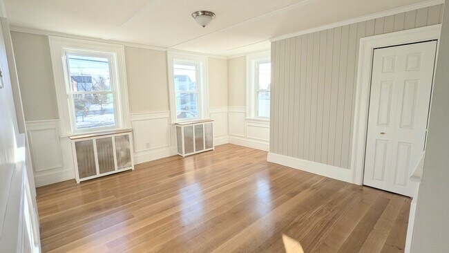 Cozy Living Room with new oak hardwood floors - 536 Bridge St