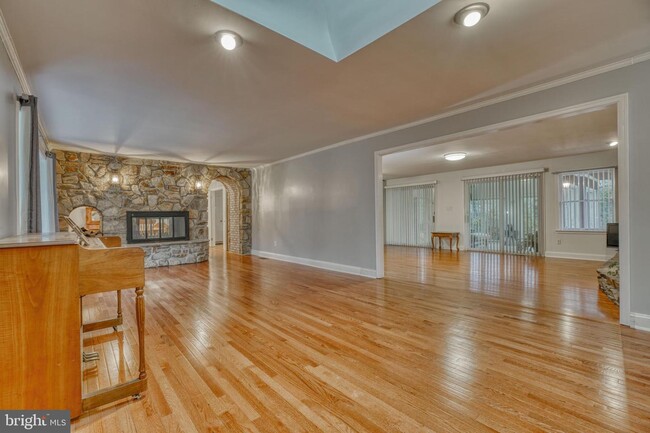 Building Photo - 1307 Hollins Ln
