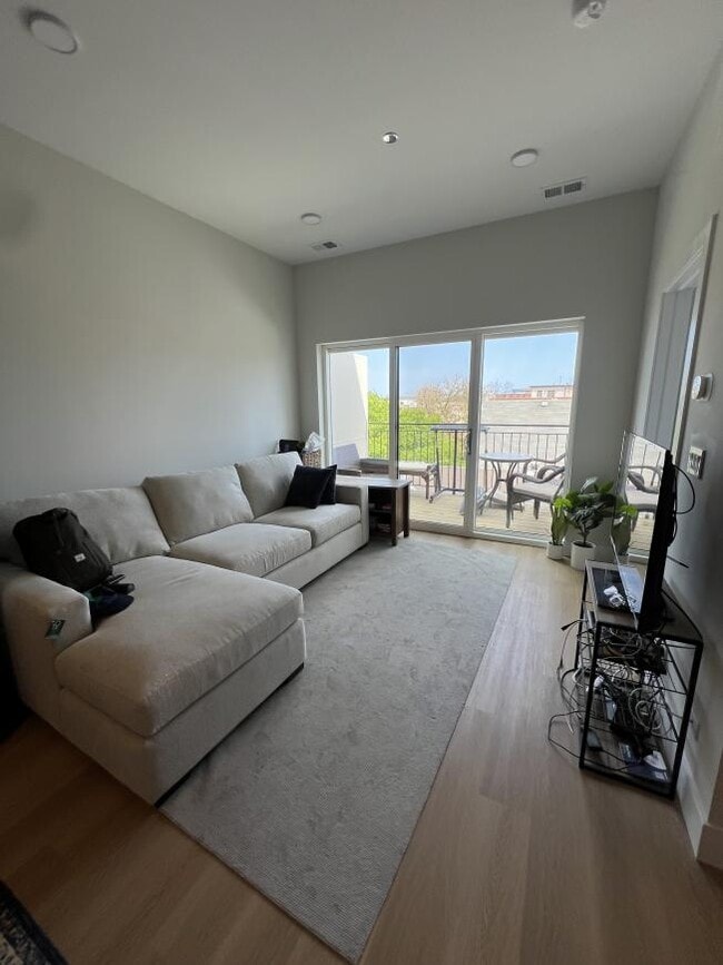 Building Photo - 1 bedroom in Chicago IL 60657