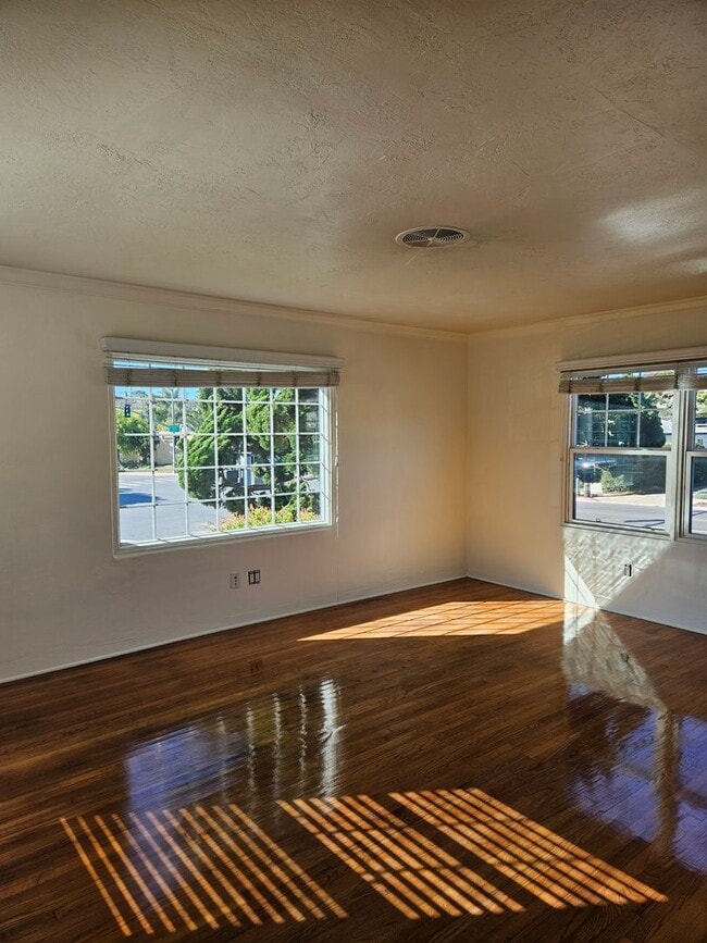 Building Photo - Charming 3/2 In Point Loma