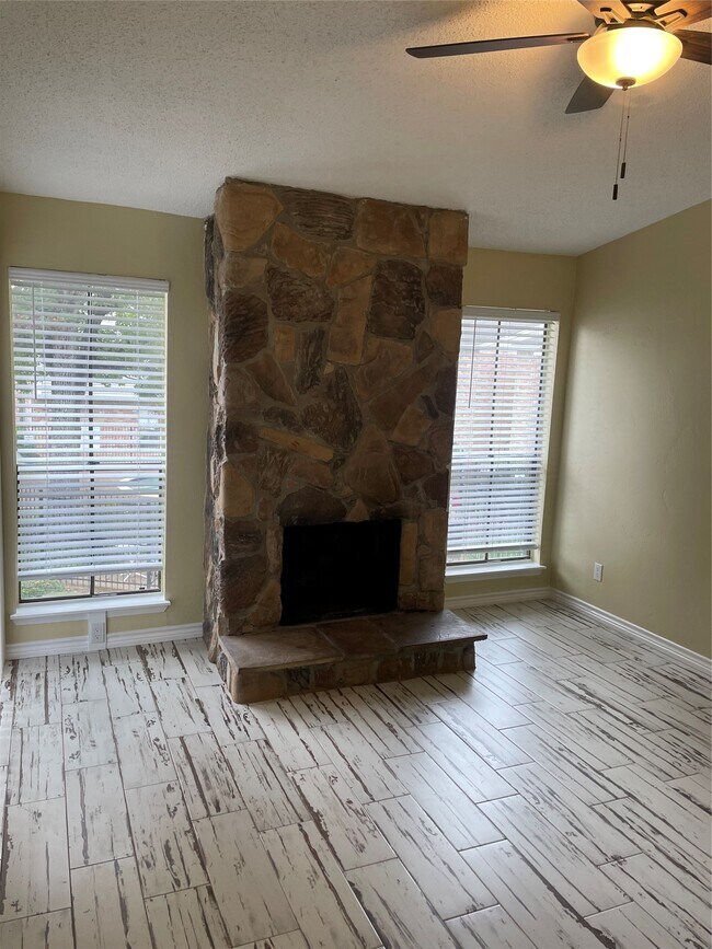 Building Photo - 17331 Red Oak Dr