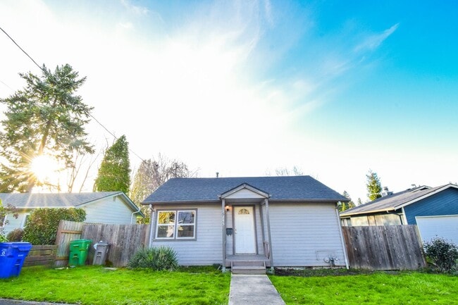 2 Bedroom Single Level Home with Large Fenced Yard in N. Portland! - 2 Bedroom Single Level Home with Large Fenced Yard in N. Portland!