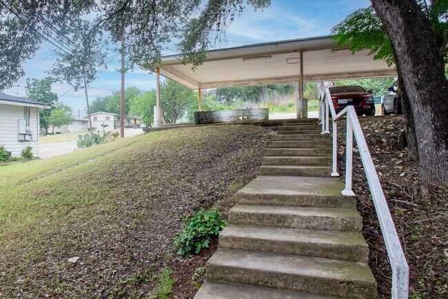 Foto del edificio - Massive 3 Bedroom, 3 Bath Duplex