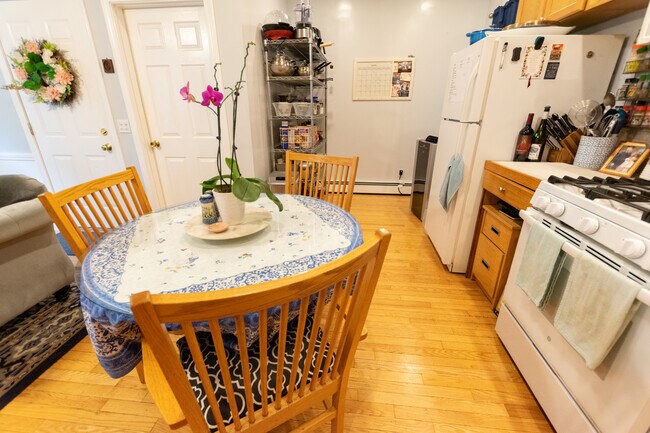 Eat-in Kitchen - 84 Main St