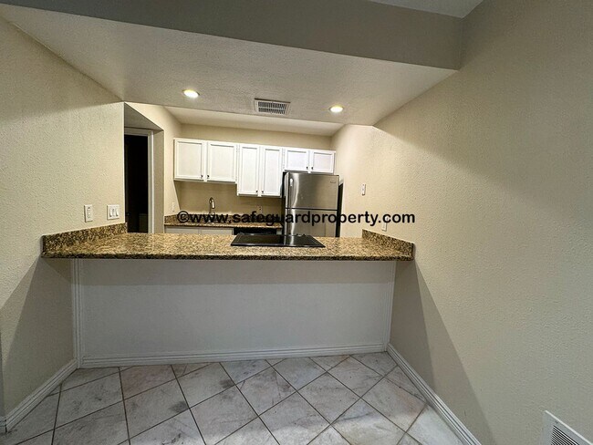 Foto del edificio - Great Condo in the Heart of Holladay