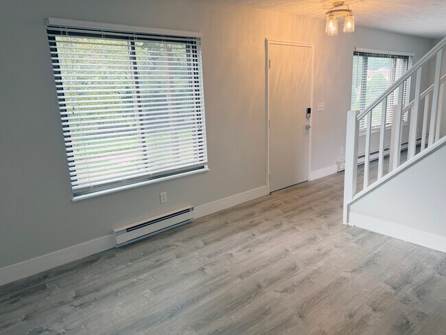 Estudio, oficina, comedor - 7050 Chillicothe Rd