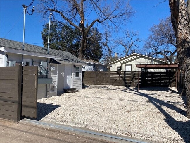 Building Photo - 1105 E 3rd St