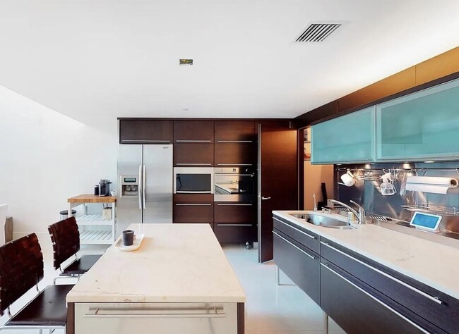 Building Photo - 6000 Collins Ave