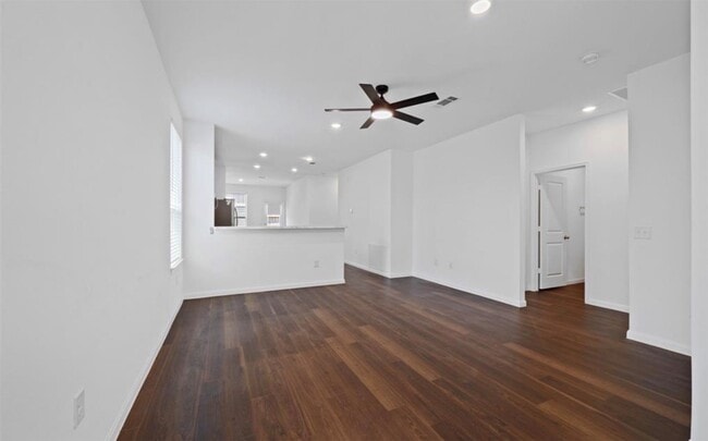Building Photo - 25849 Hedgerow Dr