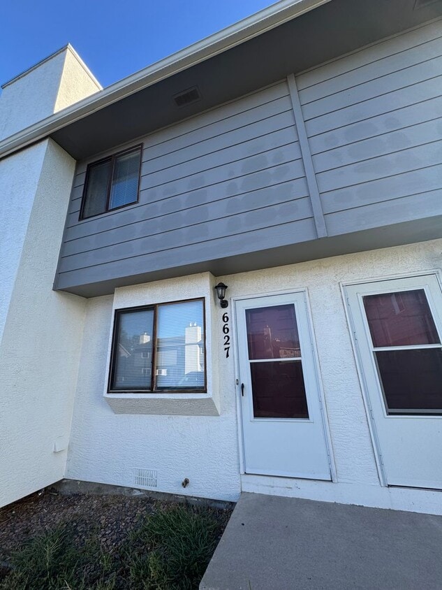 2 bedroom, 1 1/2 bath townhome in the EAGLE CREST TOWNHOMES community. MOVE IN SPECIAL - 2 bedroom, 1 1/2 bath townhome in the  EAGLE CREST TOWNHOMES community. MOVE IN SPECIAL