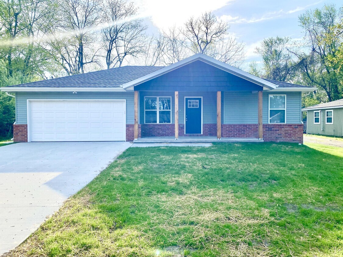 Primary Photo - 1808 N Hillcrest Ave