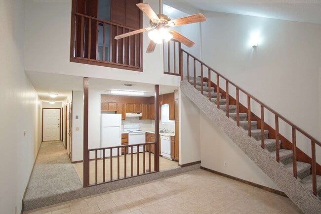 Building Photo - Spacious End-Unit Townhome with Lake Views...