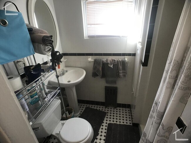 Building Photo - Charming 1 Bedroom-