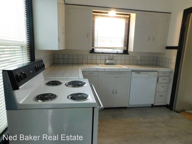 Building Photo - 2 br, 1 bath House - 810 17th St. NE