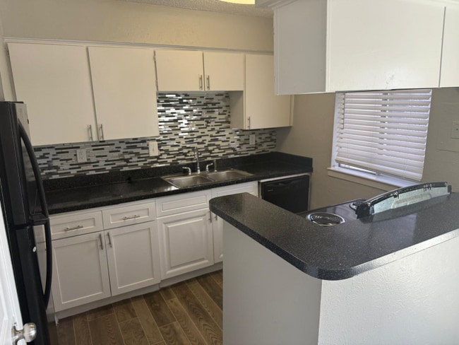 Foto del edificio - 3203 W Walnut Hill Ln