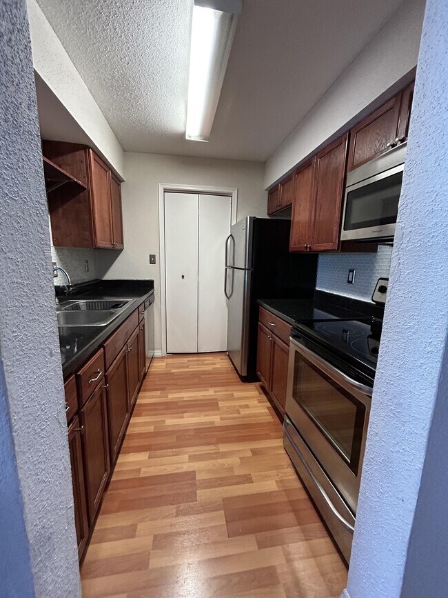 Foto del edificio - 755 Riverside Dr