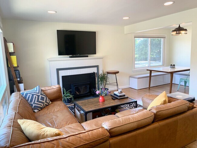 Foto del edificio - Come home to this 3 bedroom, 1.75 bath in ...