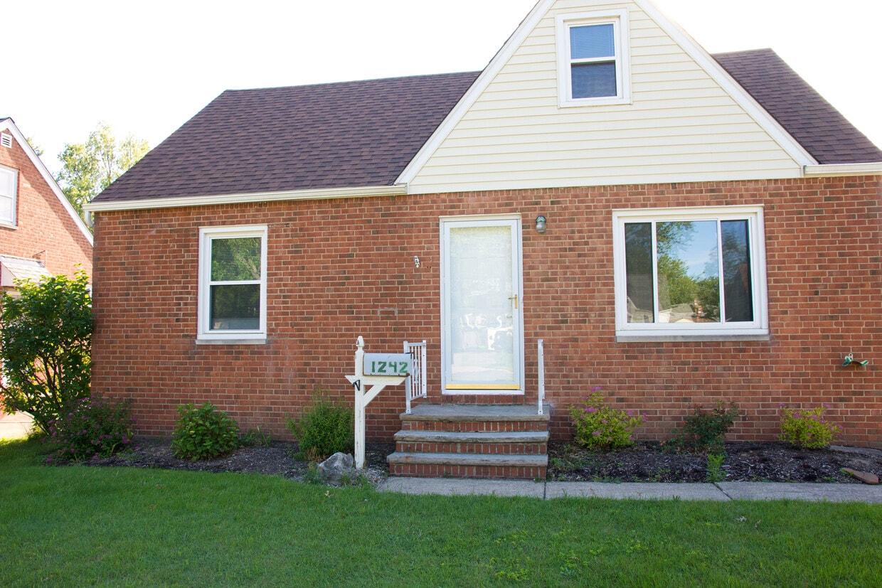 Primary Photo - 1242 Genesee Ave