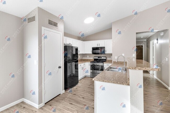 Foto del edificio - Stylish, low-maintenance living in Mission...