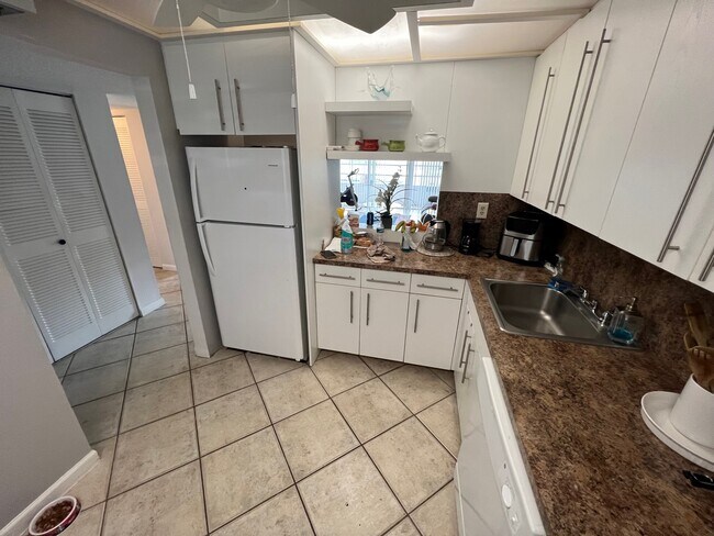 Building Photo - 8360 Sands Point Blvd