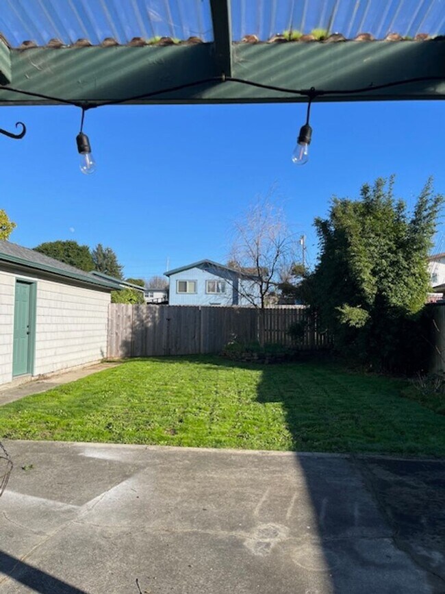 Foto del edificio - 2 Bedroom/ 1 Bath House in Eureka, Single ...