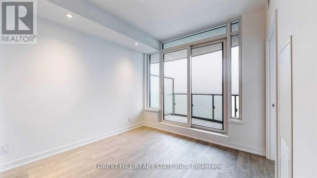 Photo du bâtiment - 1928 Lake Shore Blvd W