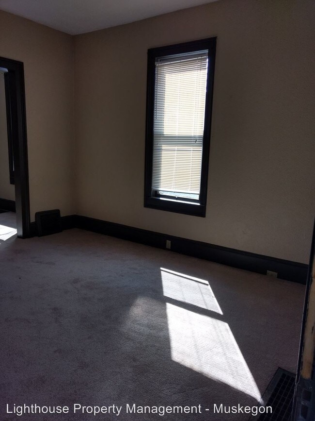 Building Photo - 4 br, 1 bath House - 469 West Forest Avenue