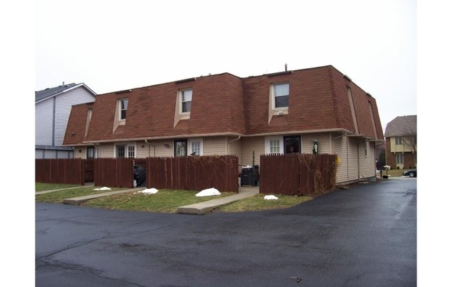 Building Photo - 5841-5847 Ryewyck Dr