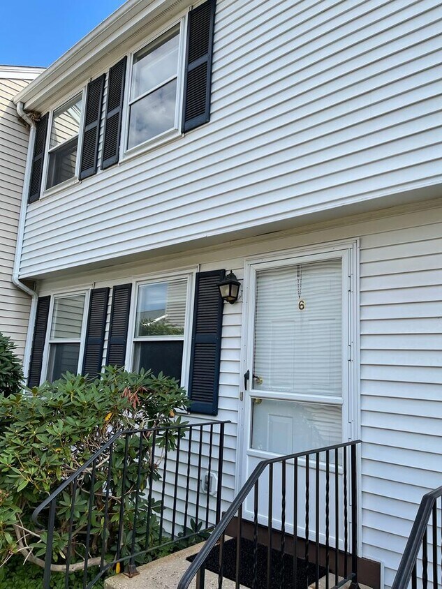 Primary Photo - 6 Allspice Ln