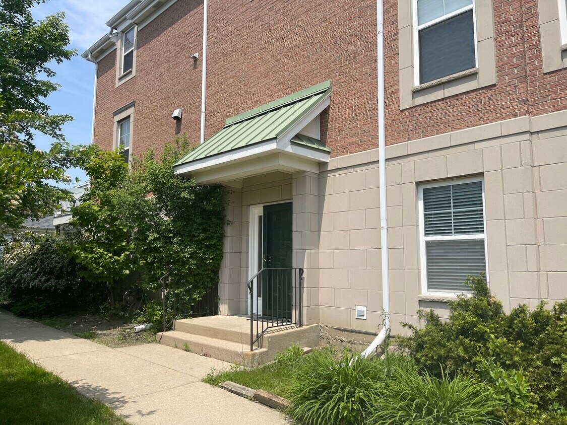 Primary Photo - 2598 Violet St