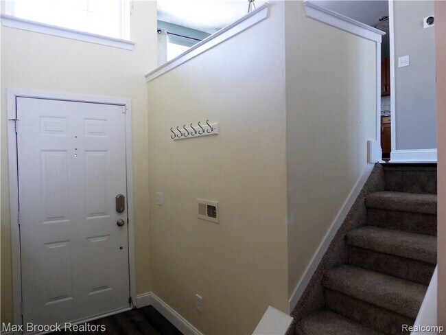 Building Photo - 315 Oak Ridge Dr