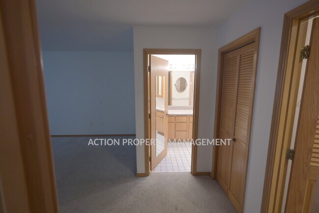 Foto del edificio - 2 bed + office, 2 bath, 2 car garage condo in Sunland