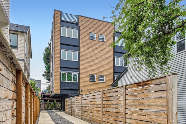 Building Photo - Brand new modern duplex townhome with roof...