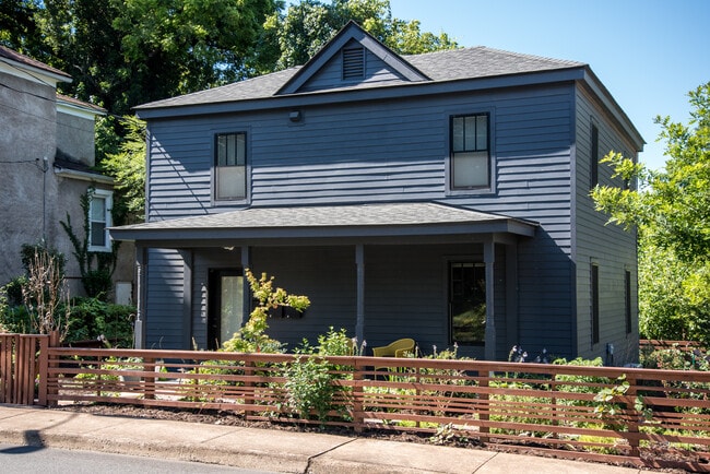 Building Photo - 318 Oak Street