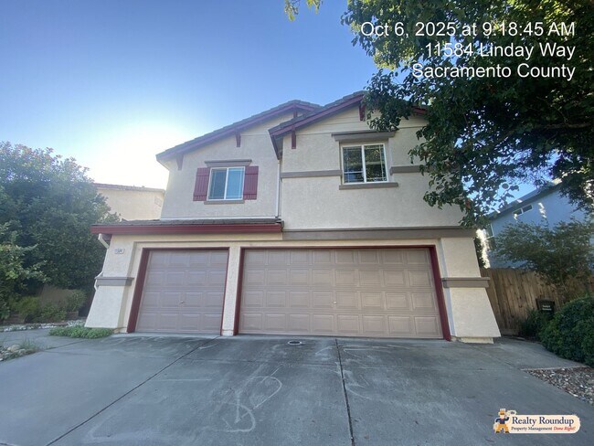 Foto del edificio - Spacious 4 Bedroom Home with 3-Car Garage, Loft and Low-Maintenance Yard