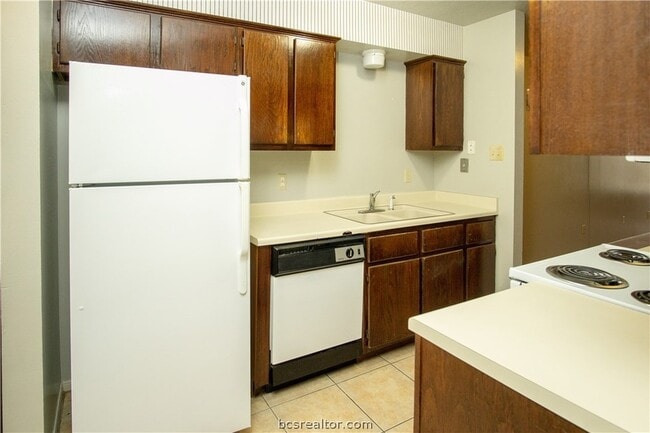 Building Photo - 1801 Woodsman Dr