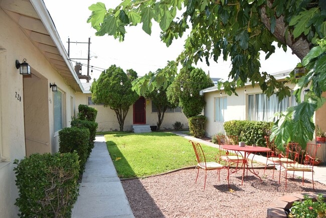 Building Photo - 1 BEDROOM WITH GRASS COURTYARD