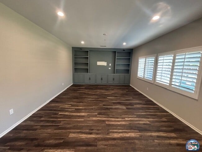 Building Photo - 642 Las Lomas St