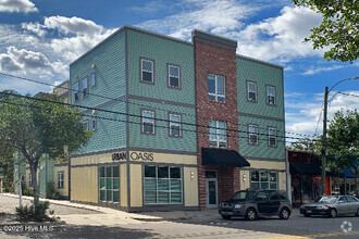 Building Photo - 608 Castle St