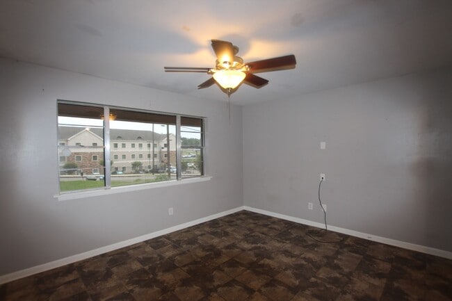 Building Photo - 3 Bedroom 1.5 Bath near UT Tyler! Availabl...