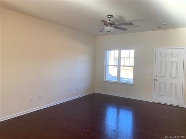 Foto del edificio - 5005 Spring Ln