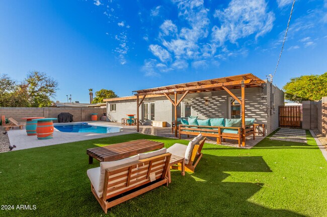 Foto del edificio - 8301 E Crestwood Way